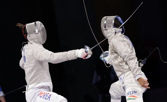 31일(현지시간) 프랑스 파리 그랑 팔레에서 열린 2024 파리올림픽 펜싱 남자 사브르 단체 결승전에서 한국 오상욱이 헝가리 아론 실라지를 상대하고 있다. [파리=연합뉴스]